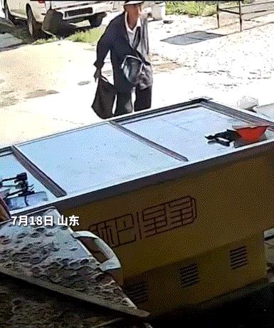 山东，一大爷连续两次偷拿了摊位上的凉粉，第二次时被老板抓了个正着。当时老板本准