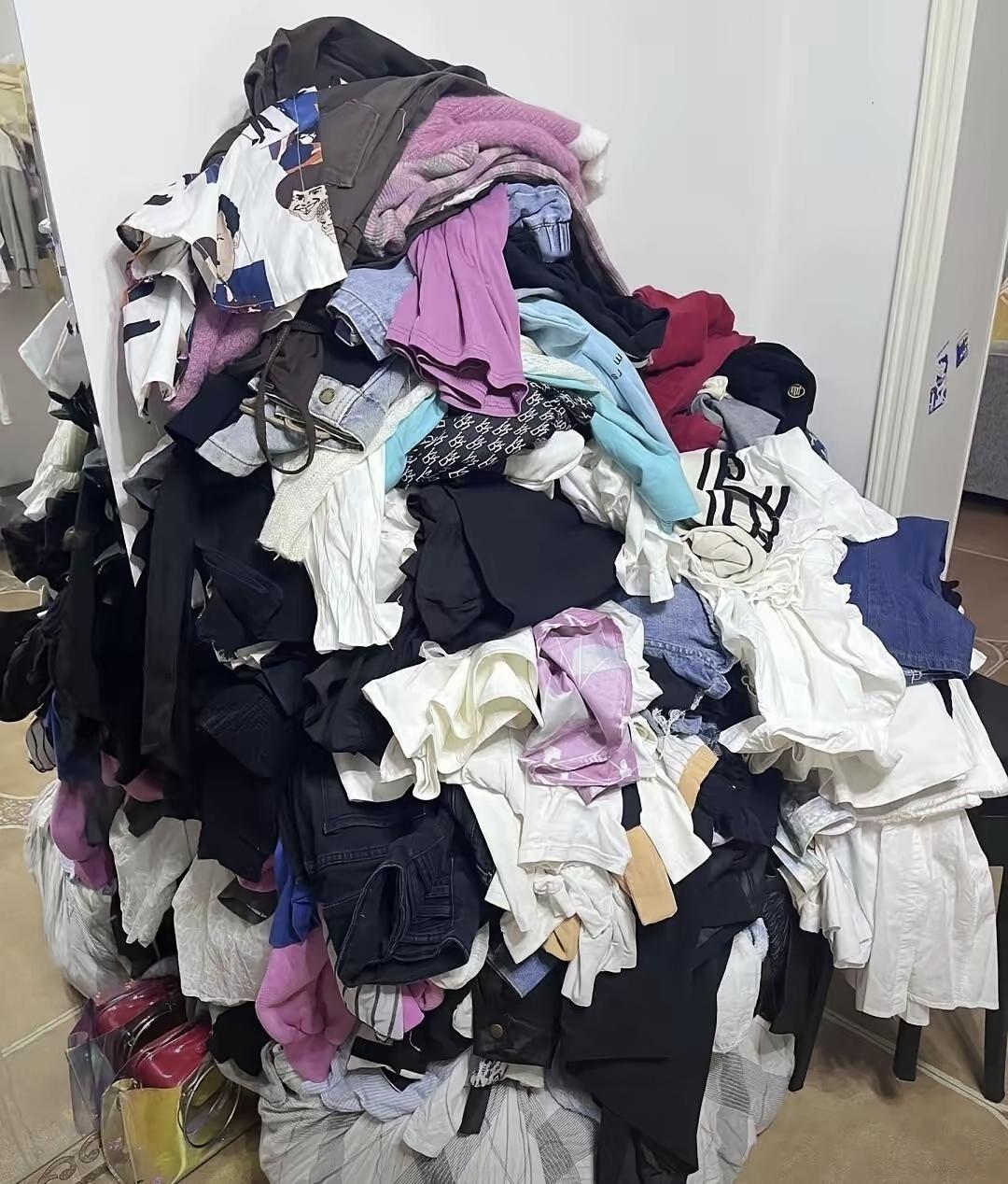 一对夫妻搬家没带走床底旧衣服，新租客打扫时拖出三大袋。房东看了觉得扔可惜，直接叫