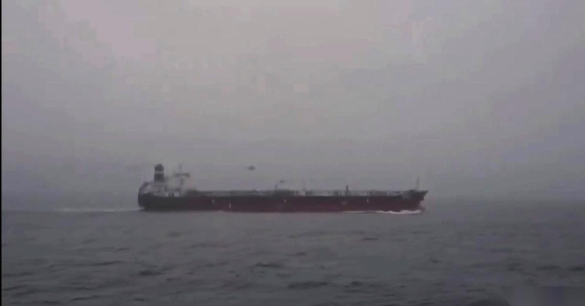 法国总统马克龙一句话，大西洋上空就拉响了警报。他说：“我们扣了一艘俄罗斯的油轮
