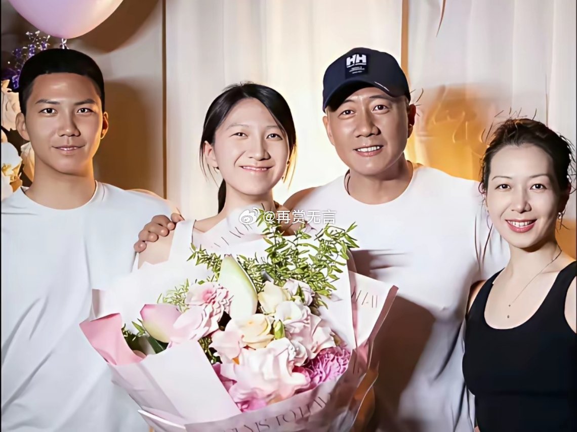 硬汉胡军的儿子，遗传了他年轻时的美貌。