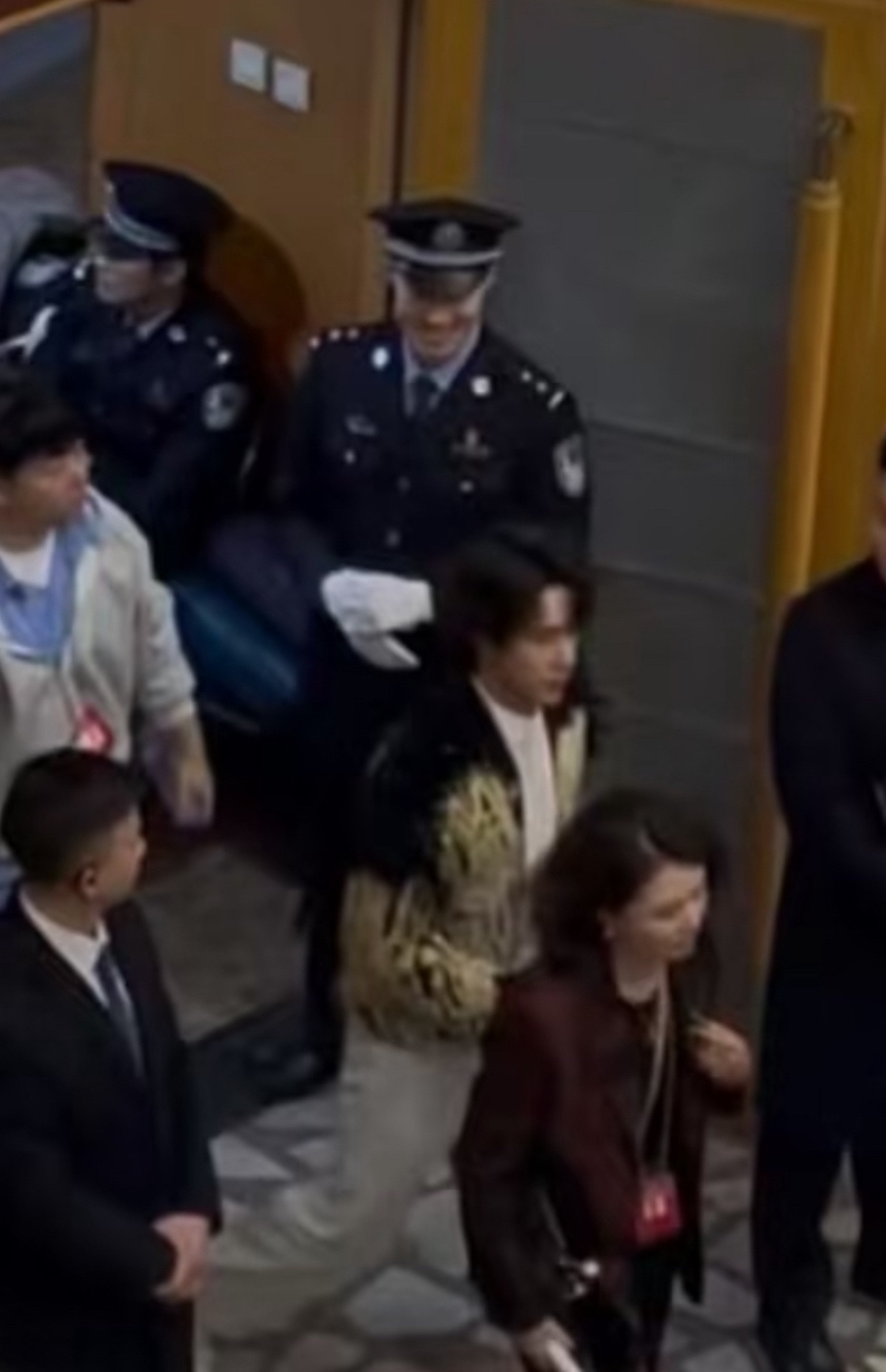 王一博春晚备播路透王一博现身央视春晚备播现场，终于等到路透了！！！王一博现身央