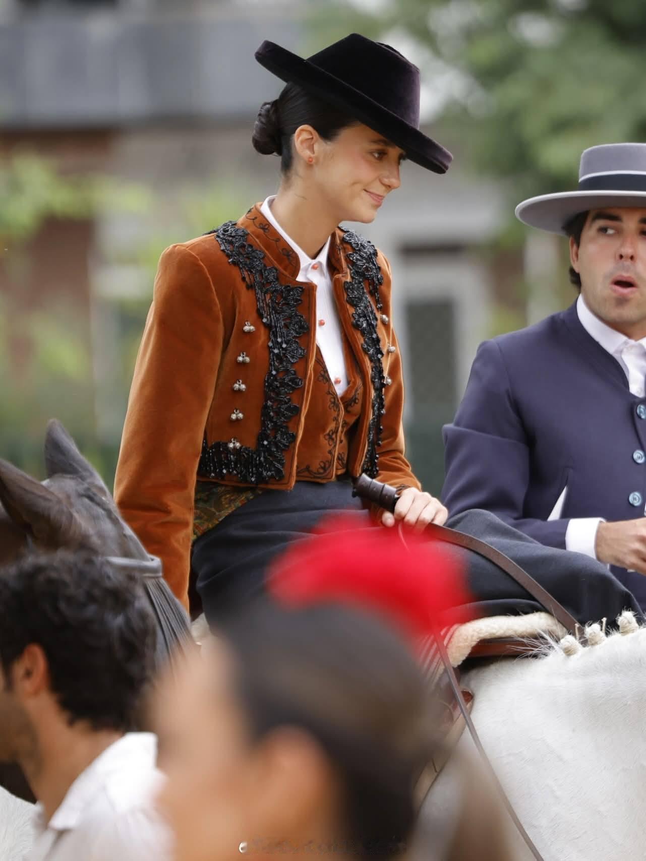 西班牙王室4月21日，维多利亚在塞维利亚参加四月节活动，开始狂欢~