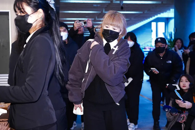 前妻现身袁惟仁告别式前妻现身袁惟仁告别式↓