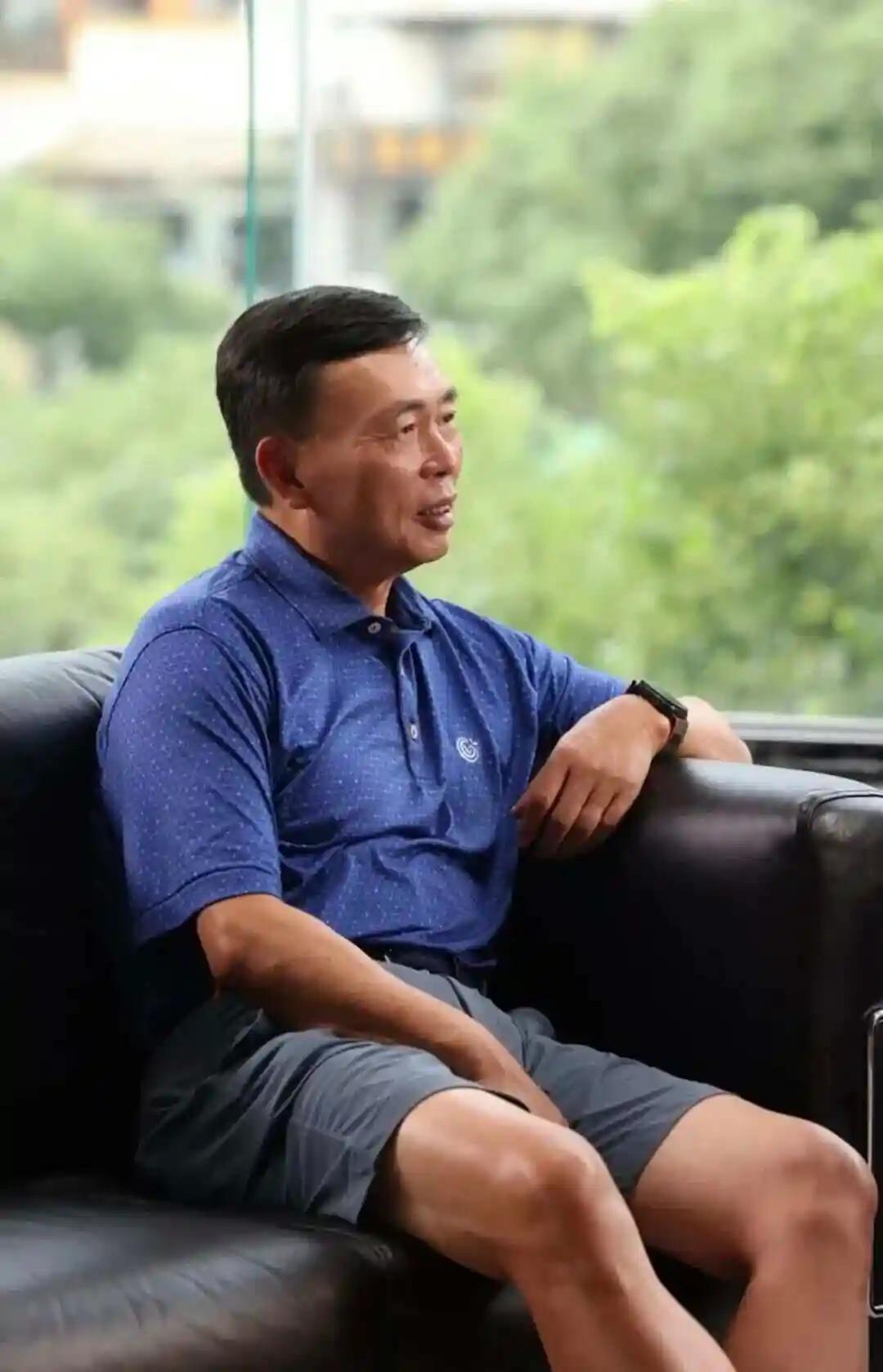 段永平电梯里一句话：道尽男人最痛的伪装！采访结束王石送电梯，客客气气。电梯快