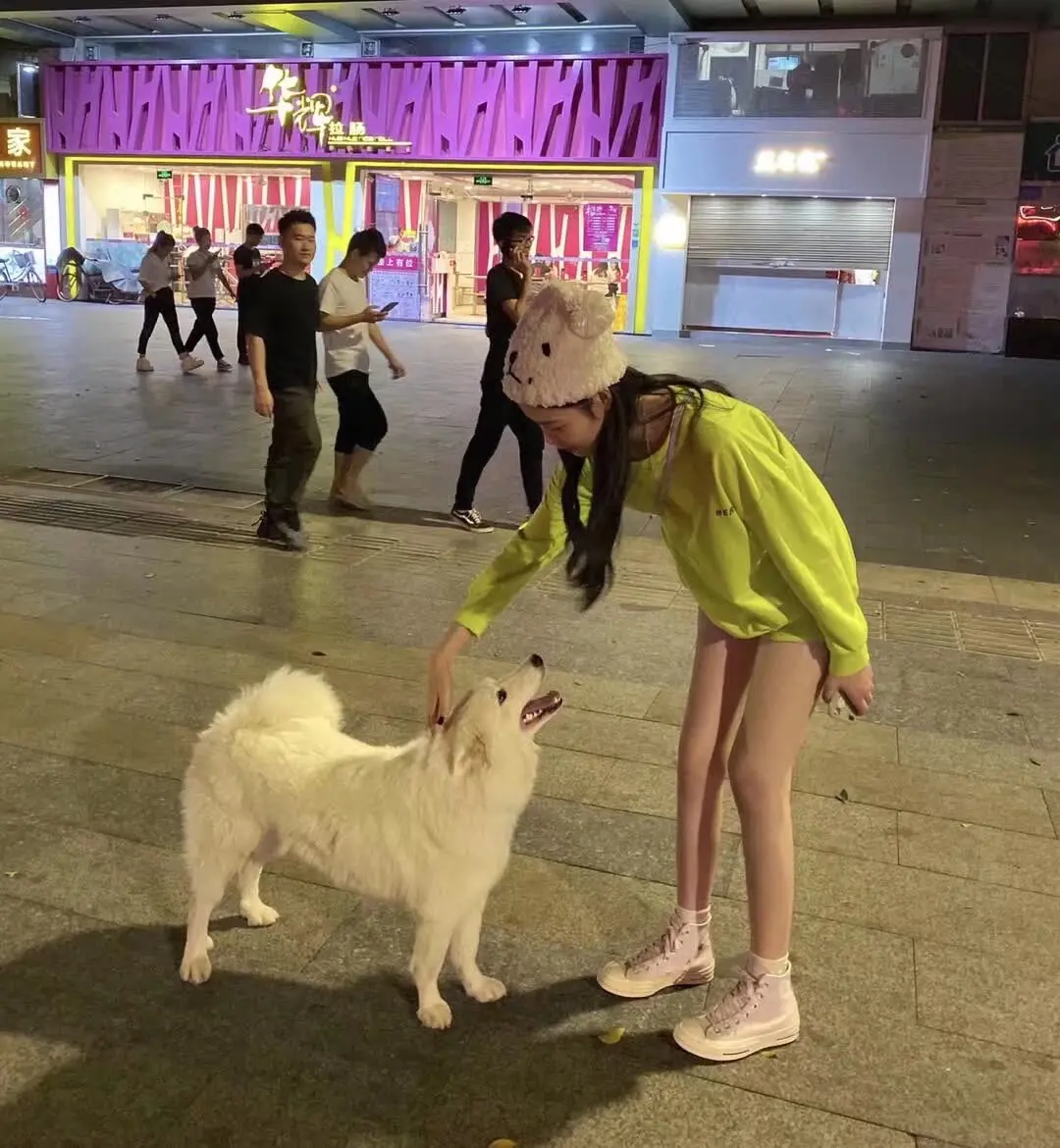 以前真的很喜欢穿匡威啊。