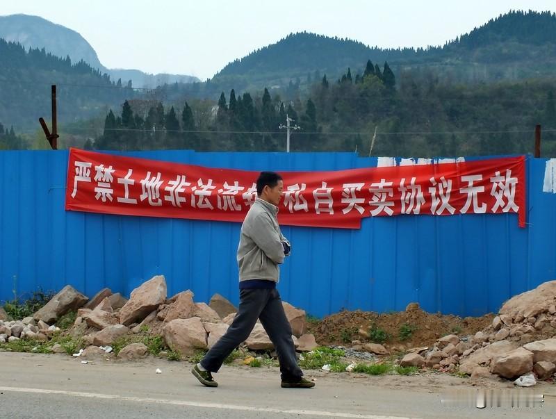 农村土地撂荒原因很多。一是农村只有老人，缺乏青壮年劳动力，有些老人种田已经力不从