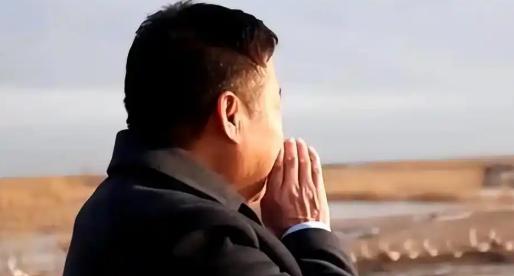 黑龙江老汉张信押上全部家底养了6000只肥鹅，眼瞅着就要上市，半空里却冲来一帮野