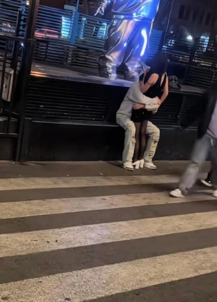 就不能矜持一点吗，一定要在大街上吗