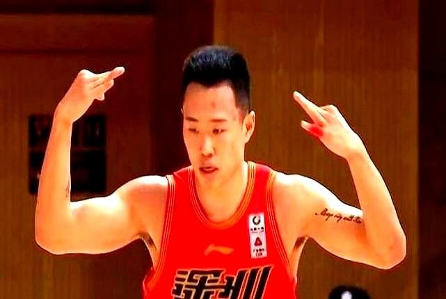 体育板块国内射手投篮比贺希宁慢了0.1秒。这哥们现在投篮根本不调整！球还