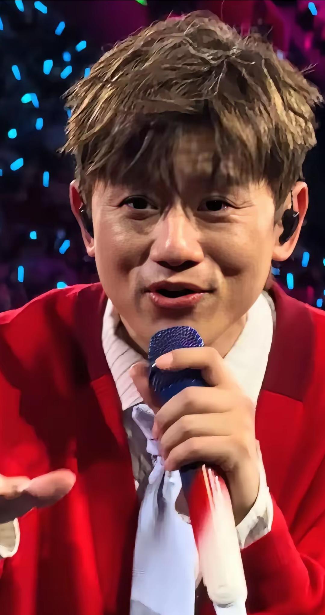 在没有灯光的加持下，张杰的脸是这样的，皮肤暗沉，眼角皱纹清晰可见，和在灯光舞台上