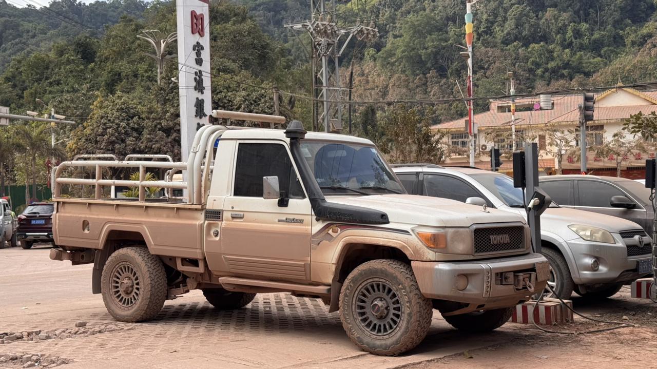 我们眼中的玩具别人眼中的工具是真实拿来干活的皮卡双油箱、绞盘、涉水喉、AT