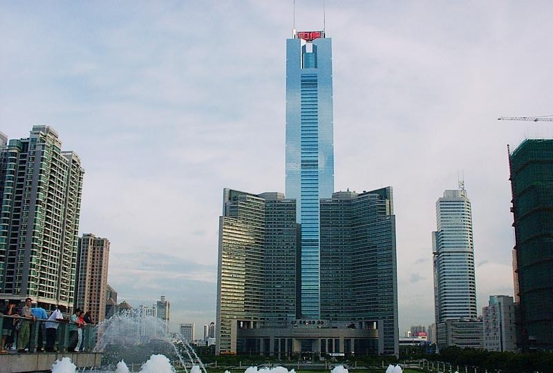 当年在天河北上班，周末硬拉着老乡去中信广场打卡，指着玻璃幕墙说那是广州...