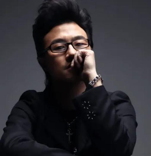 1998年，汪峰走投无路，就给黄绮珊打电话：黄妈，我这有一首歌适合你，标价600