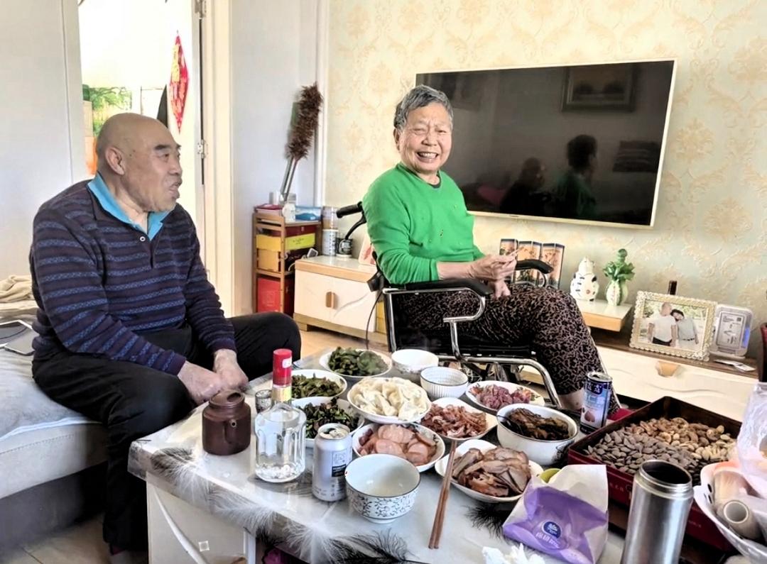 一段非常扎心的话：“只要你去伺候，一个屎尿屁都不能自理的老人，不用多，就俩月。你