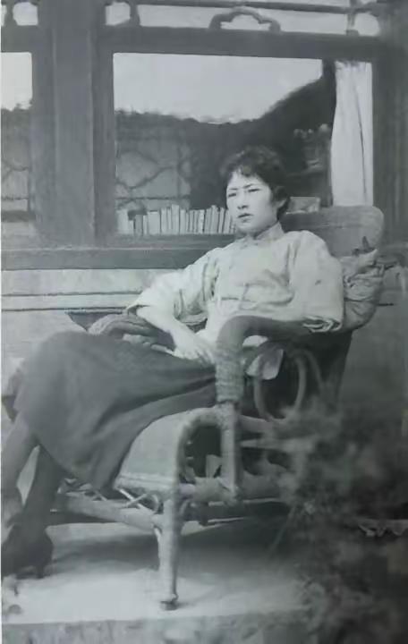 1940年的李庄老照片，把林徽因中年的模样钉在了历史里——不是影视剧里一袭旗袍的