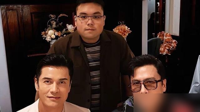 70岁吕良伟，拉着25岁儿子站一块，评论区全在问：谁是爹？甄子丹家宴流出的照片，吕良伟黑发浓密，腰板