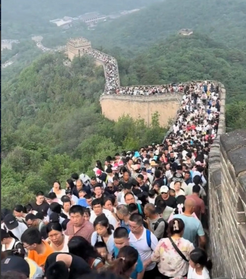 大环境不好，为什么出去旅游的时候还是人挤人？其实原因很简单:因为大部分都是穷