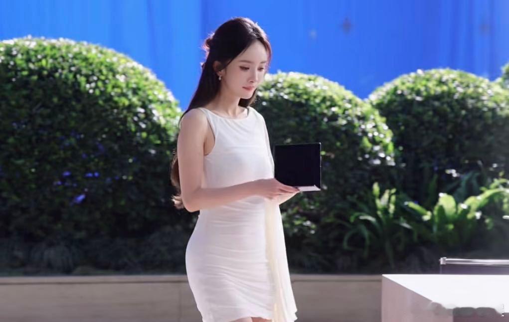 杨幂衣服基础穿起来就不基础杨幂白裙半扎发造型看到杨幂的白裙造型，真的会有一种“