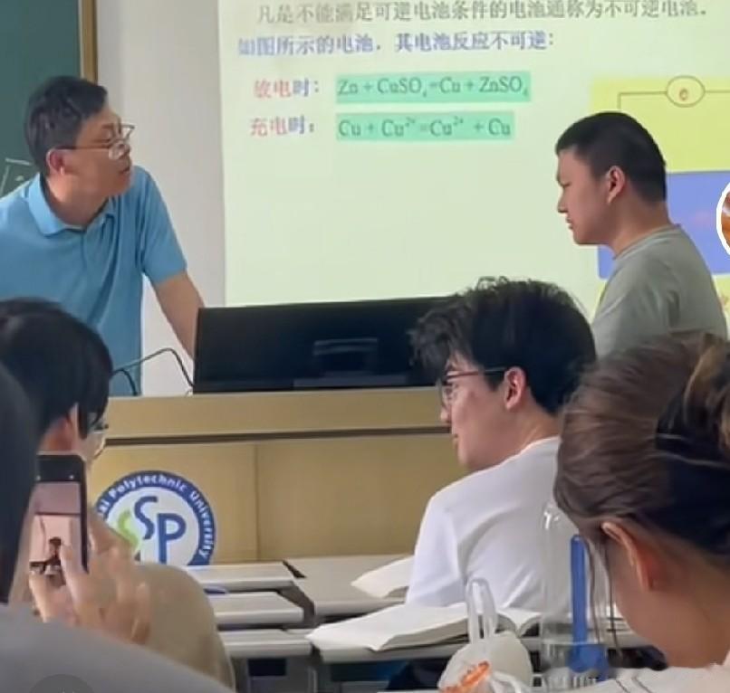 在课堂上对着老师喊出“shashasha”的学生，据学校回应，这名学生是大四重修
