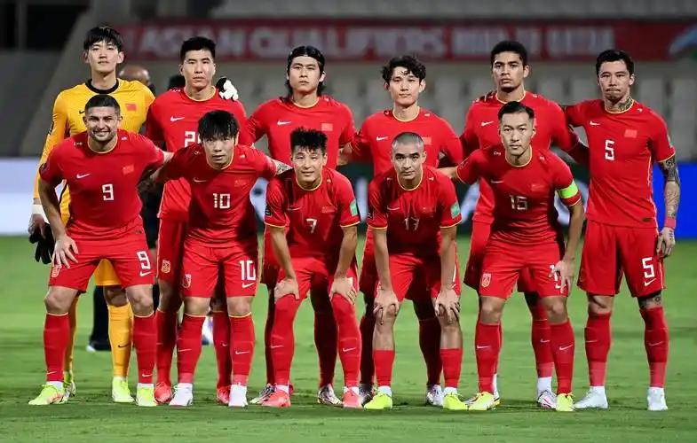 国足选帅月底前有敲定的可能性。据澎湃新闻报道，选帅工作已进入尾声，足协计划本月底