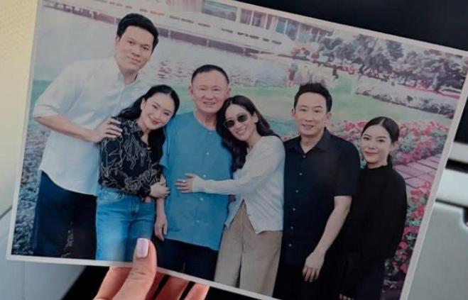 泰国全网彻底炸锅了，一张监狱里的全家福直接把前总理他信推上舆论风口，网友吵得差点