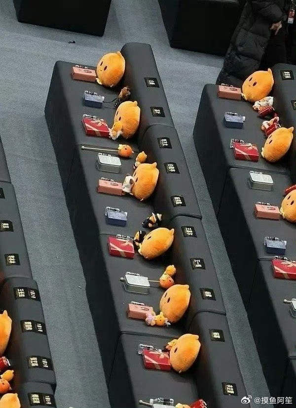 微博之夜座位上原来的号码被撕掉了，娱乐圈太精彩了，这是谁在抢c位吗