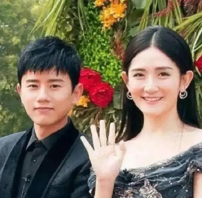 2011年张杰和谢娜结婚。手头有八千万现金，没买汤臣一品550平大平层，每月掏十二万租金租房住。消息