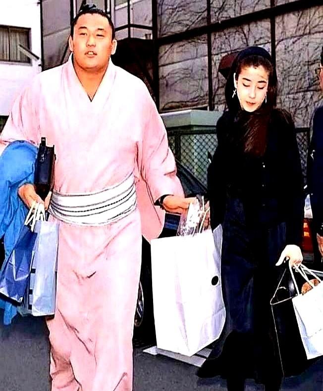 “不再相爱了。”1992年，相扑天才贵乃花用这句话，亲手掐断了和当红女星宫泽理惠
