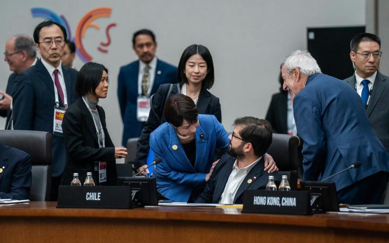 外交场合一个动作就能暴露太多东西。最近APEC会议上，日本首相高市早苗和智利