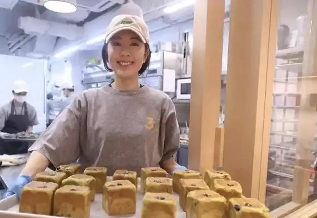 最近，长沙街头出现了一位特别的咖啡摊主——47岁的TVB男演员姚亦澧。他把车尾改
