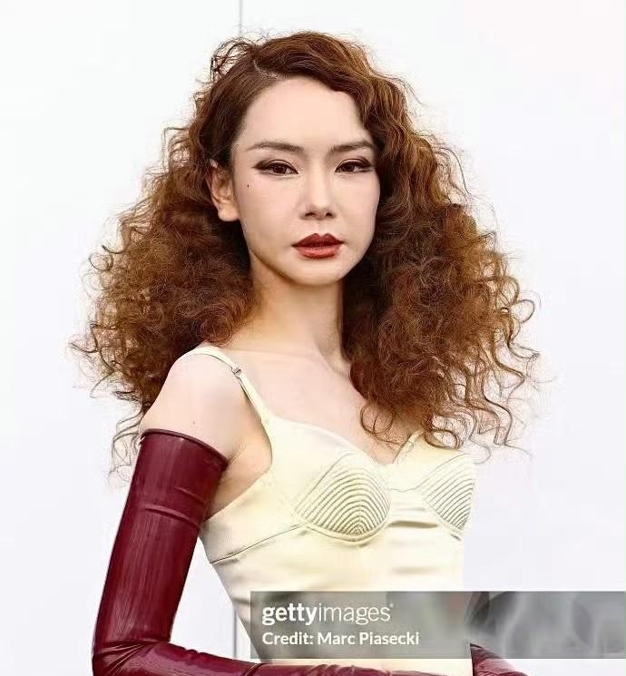 女人越漂亮就越要少做医美戚薇刚刚出道的时候，完美的鹅蛋脸，精致的五官轮廓，可