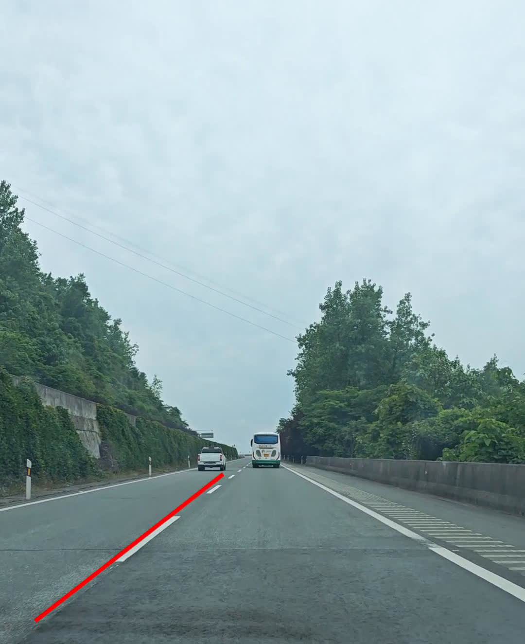 新手司机注意：正确超车变道技巧。大家看一下走高速跑长途如何正确的去超车？遇到