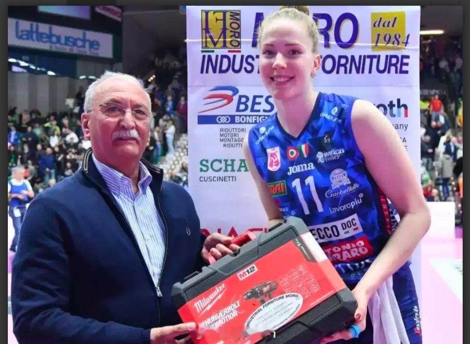 女排瑞典排球运动员伊莎贝尔·哈克在结束为期三年的瓦基弗银行征程后，于2022-