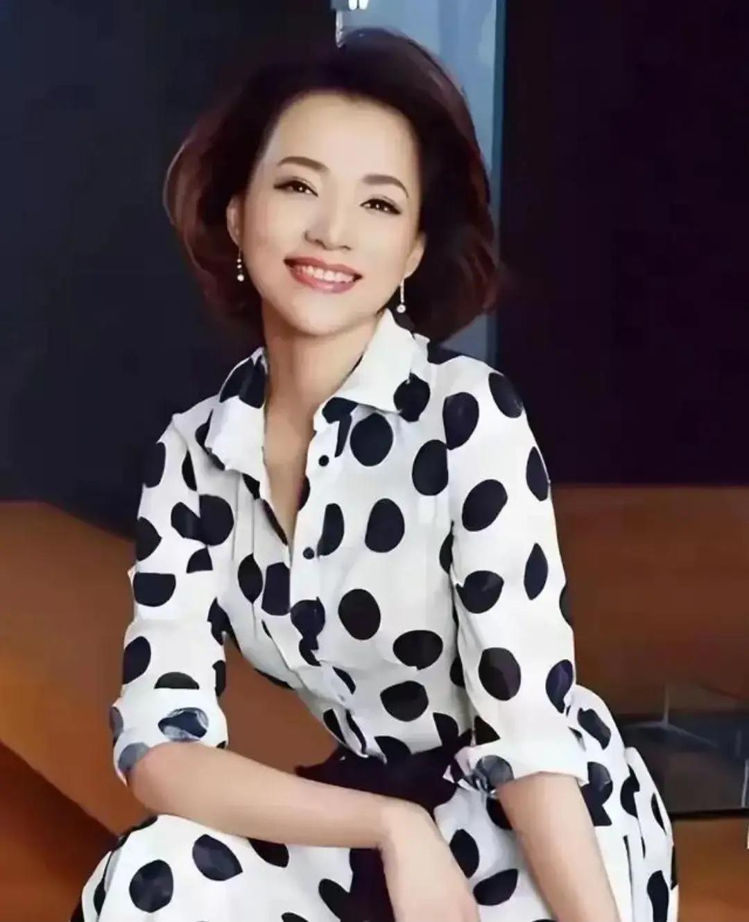 🌞董卿说：“我们睡过同一张床，喝过同一杯水，吃过同一碗饭，牵过彼此的手，搂