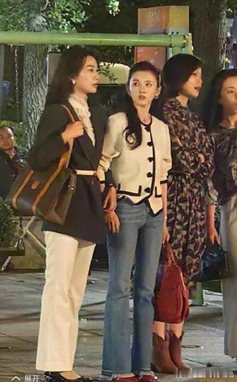 宋祖儿在人群中白的发光，难怪那么多人喜欢她​​​