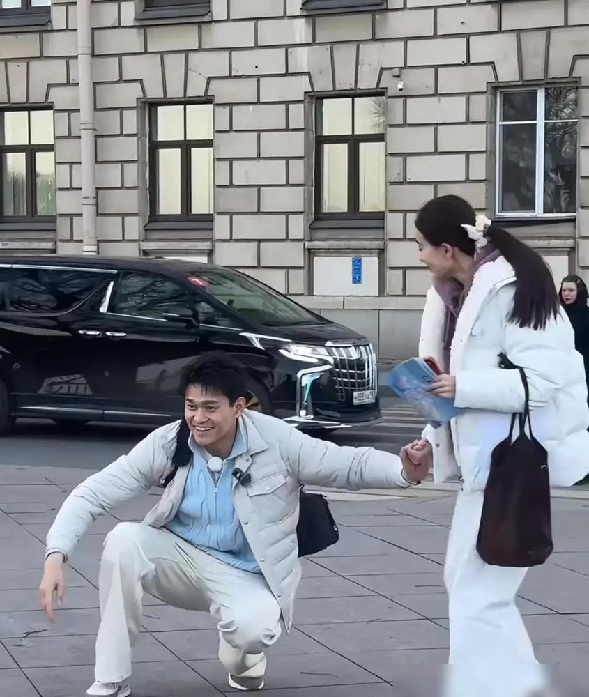 刚过58岁生日的伊能静，踩10cm高跟鞋逛公园，腿抖得差点栽跟头！你敢信这是三天