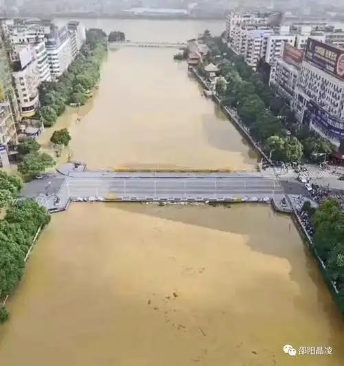 【邵阳市冰雹过后，部分道路积水严重】邵阳主要水文站点近期因强降雨和泄洪影响，出