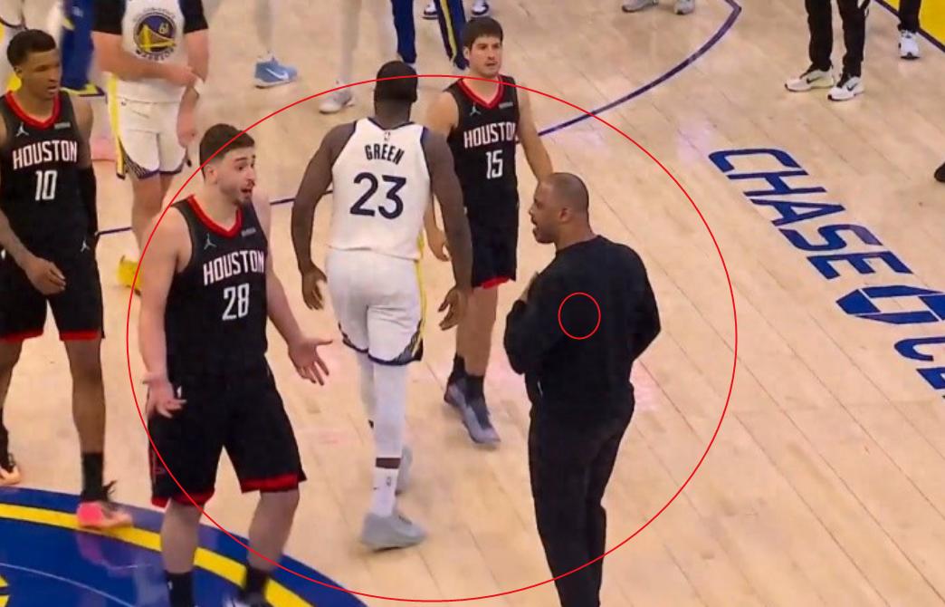 乌度卡在场上大声呵斥申京，人家好歹也是全明星，一点面子也不给啊！今天火箭在客场