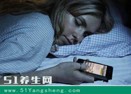 手机放在这个位置危害太大, 赶快戒掉, 很多人还不知道!