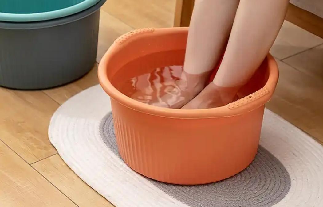 有严重静脉曲张、血栓、足部皮肤病或溃烂者不适合泡脚，高温易加重血管负担或感染；糖