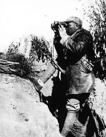 1956年，彭德怀到青海视察，检查哨位时，他问哨兵：“这么冷，你怎么不穿皮大衣？