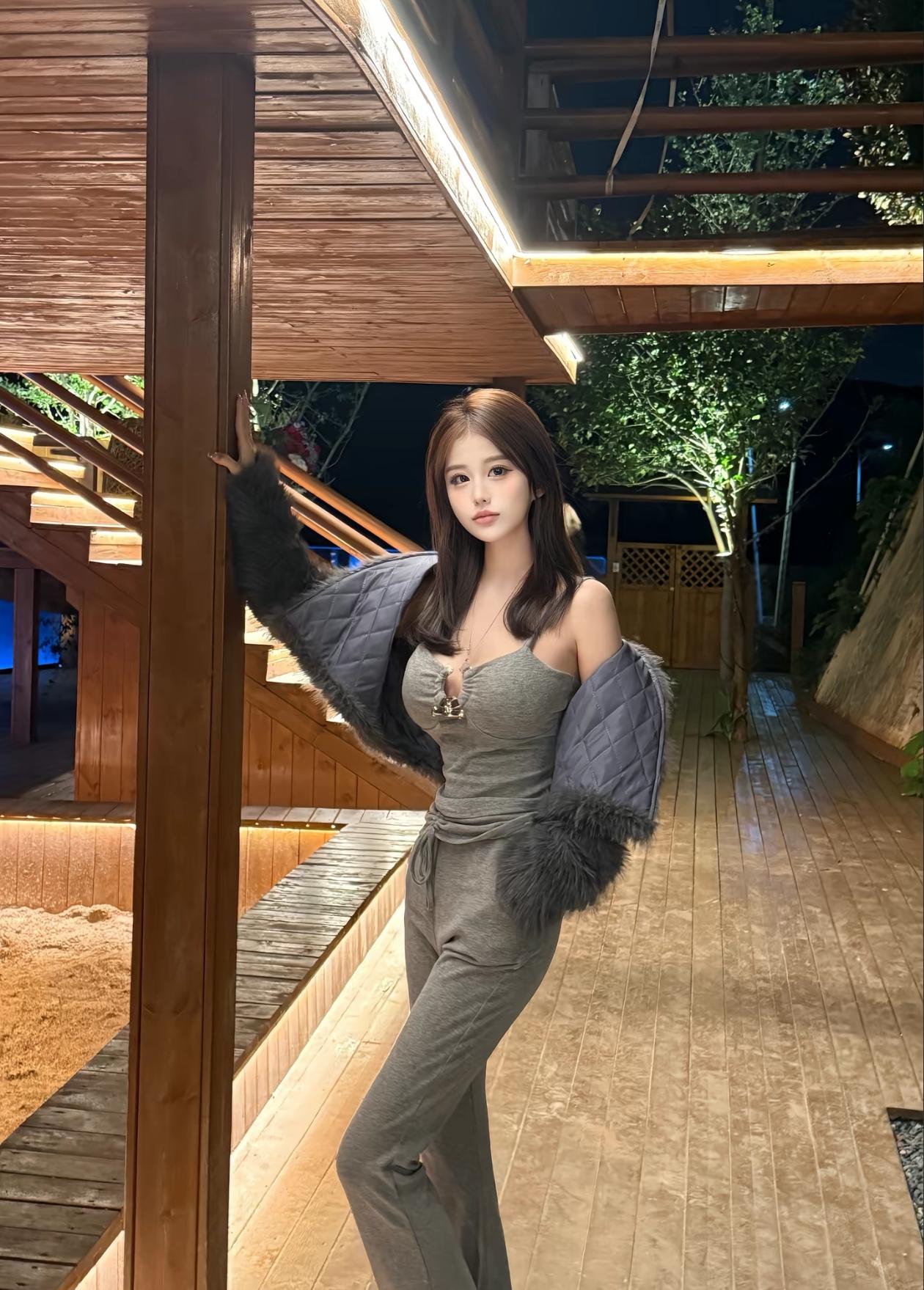 月色如水，佳人倚栏。