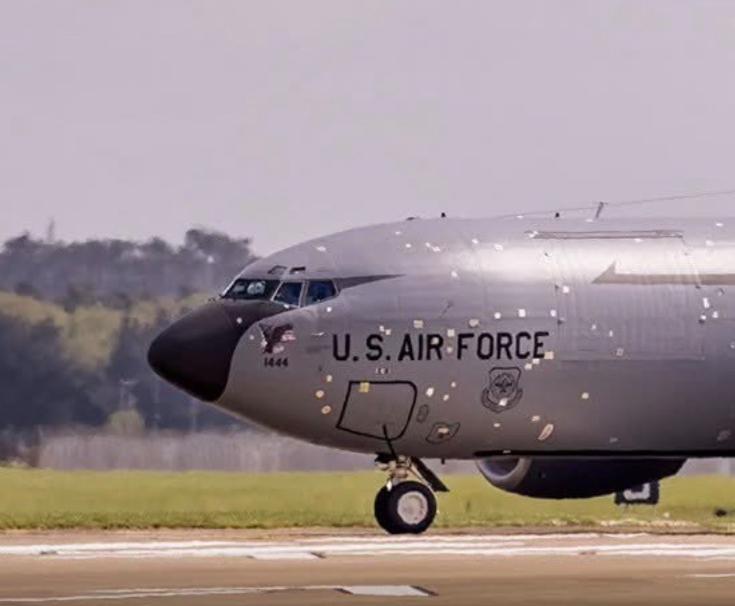 4月12日，一架浑身贴满“创可贴”的KC-135R空中加油机，摇摇