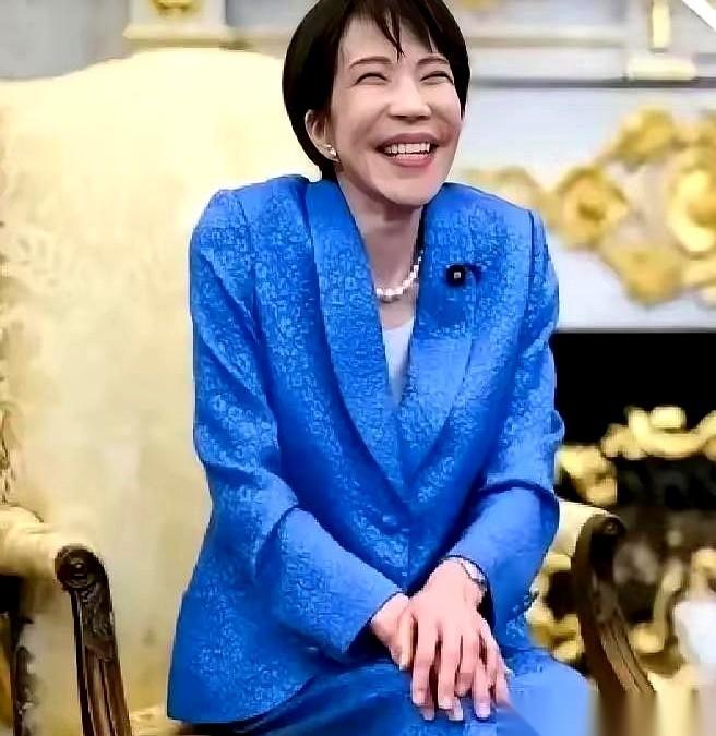 日本这回，是真把自家的半导体饭碗给砸了。曾经握着全球芯片材料的“命门”，如今却在