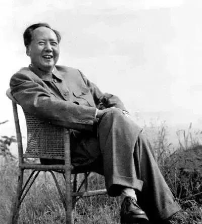 每天睡醒之后，毛主席不会立刻起身下床，第一件事就是泡上一大杯浓茶，茶叶放得很足，