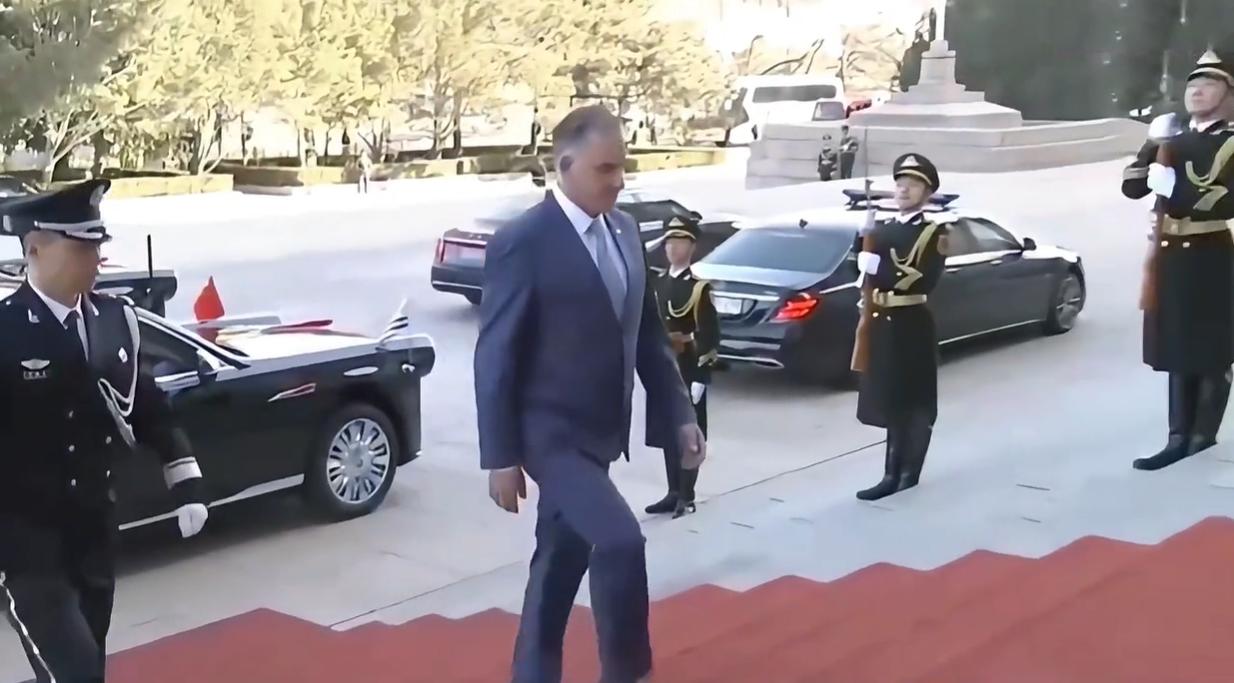 2月3日乌拉圭总统奥尔尼出席北京欢迎仪式，穿蓝色西服套装走在人民大会堂的红毯上检