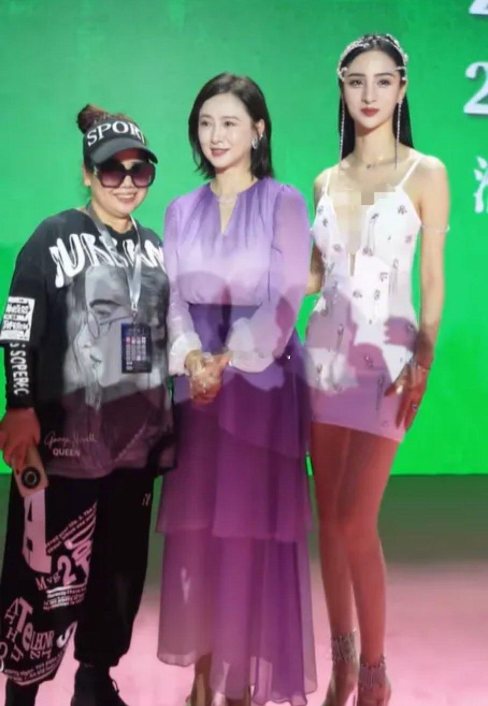 明星和网红的格格不入，翁虹虽然年纪大、但气质是不输的