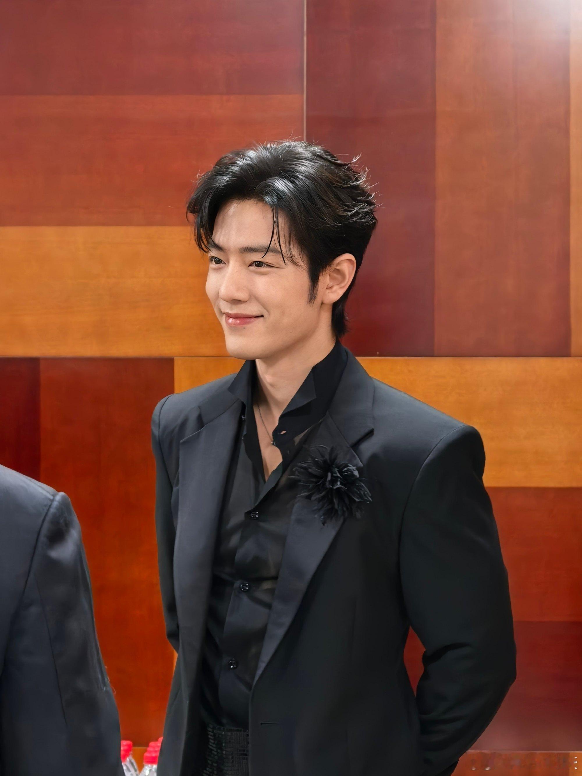 肖战大影节生图哎呦我是真帅啊！老余！你有这种代言人，是真牛啊，你不成功谁成功