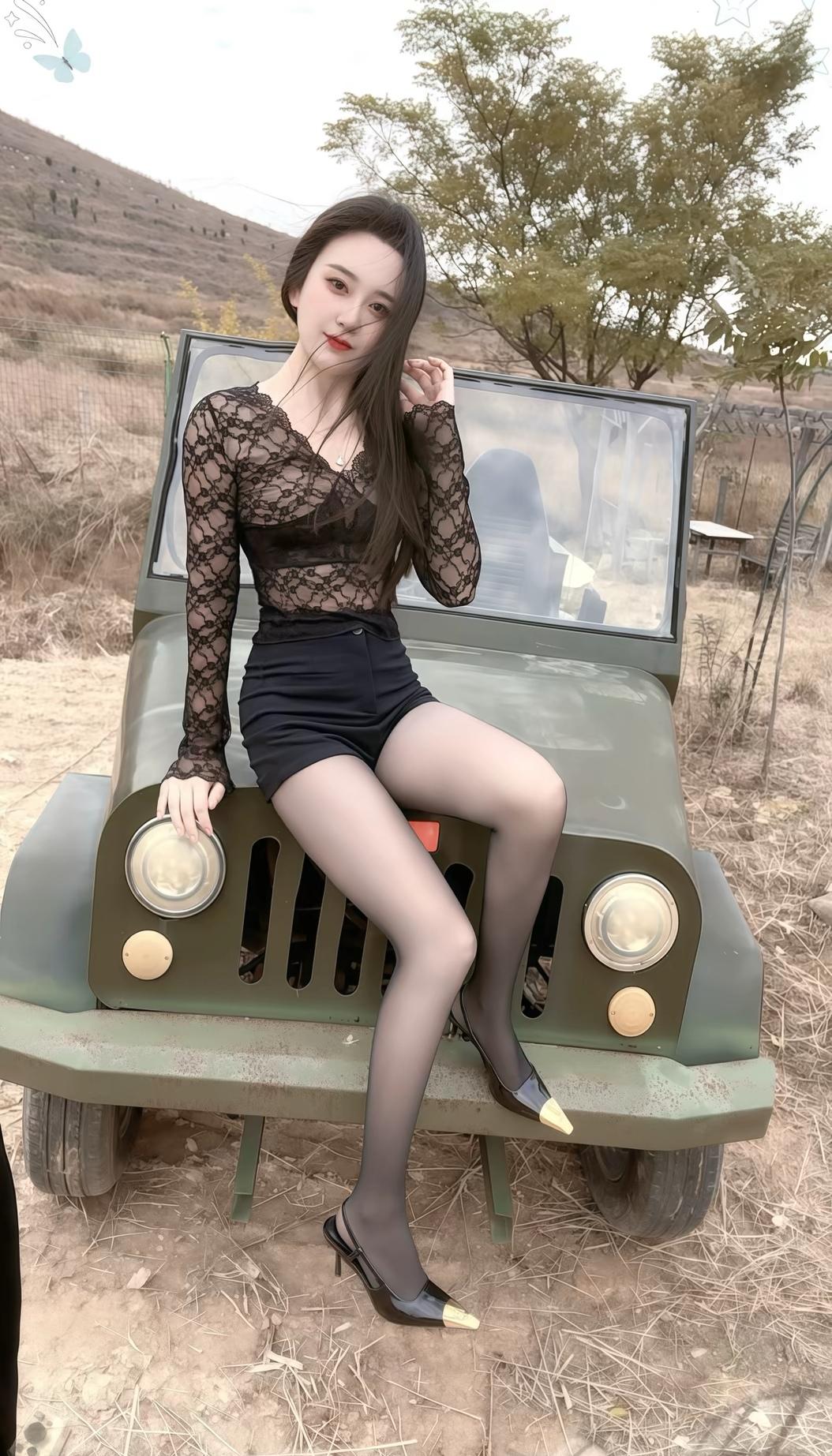 复古车旁，黑裙红唇，时尚与复古的完美结合