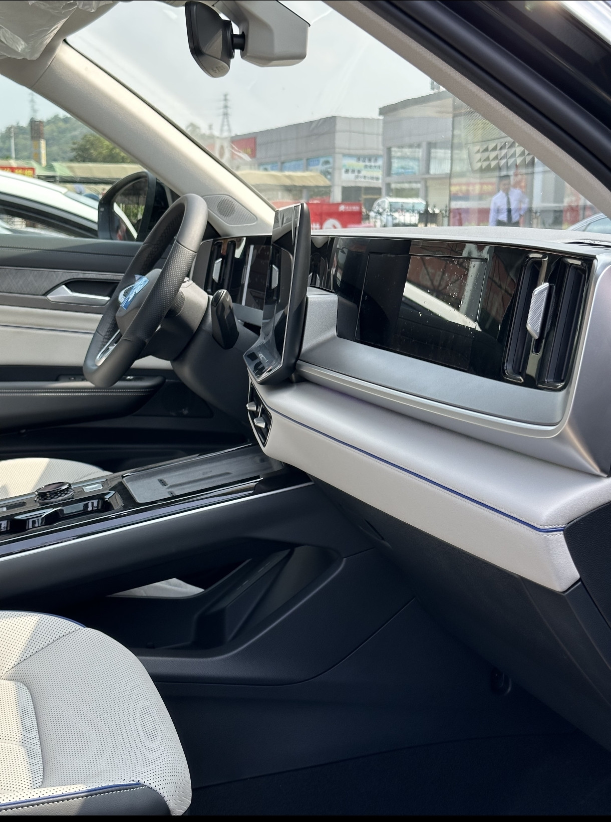 最近到店深度体验了一汽-大众全新揽巡，作为中大型SUV的热门选手，它果然没让人失